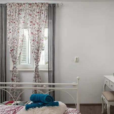 Konukevi Wild Rose Split