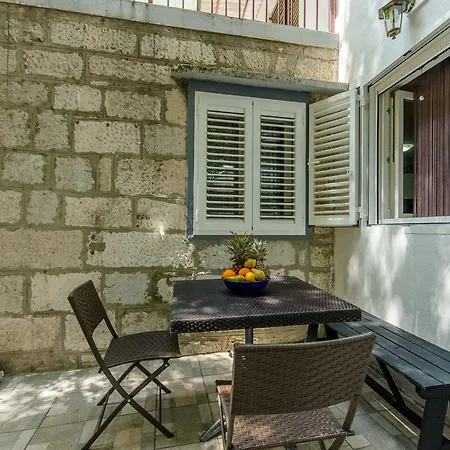 Wild Rose Gasthuis Split